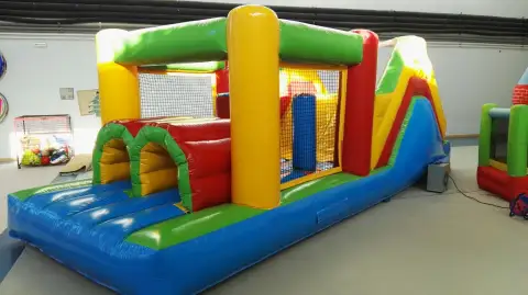 Castillo hinchable pista americana mediana