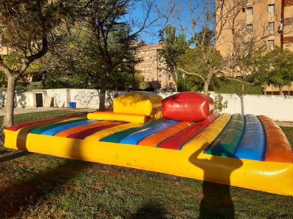 CASTILLO HINCHABLE GLADIADORES HUMANOS, hinchable en alquiler