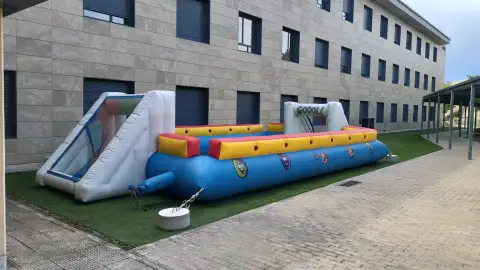 Castillo hinchable futbolin humano multicolor (sin barras)