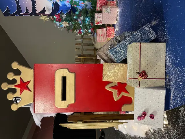 ATREZZO BUZON REAL (2), alquiler de decoración de Navidad en Madrid