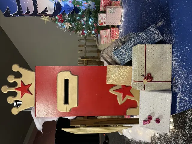 ATREZZO BUZON REAL (5), alquiler de decoración de Navidad en Madrid