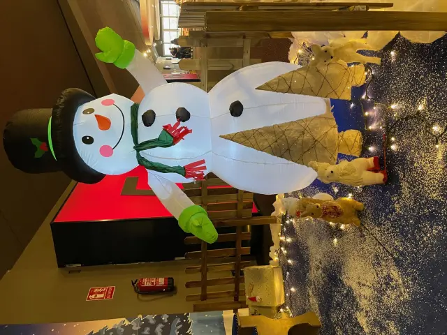 ATREZZO MUNECO DE NIEVE HINCHABLE MEDIANO - 2,10, alquiler de decoración de Navidad en Madrid