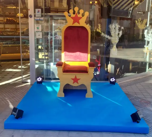 TRONO REAL (11) ALTO ROJO, alquiler de decoración de Navidad en Madrid