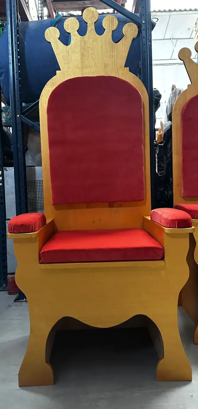 TRONO REAL (14) ALTO ROJO, alquiler de decoración de Navidad en Madrid