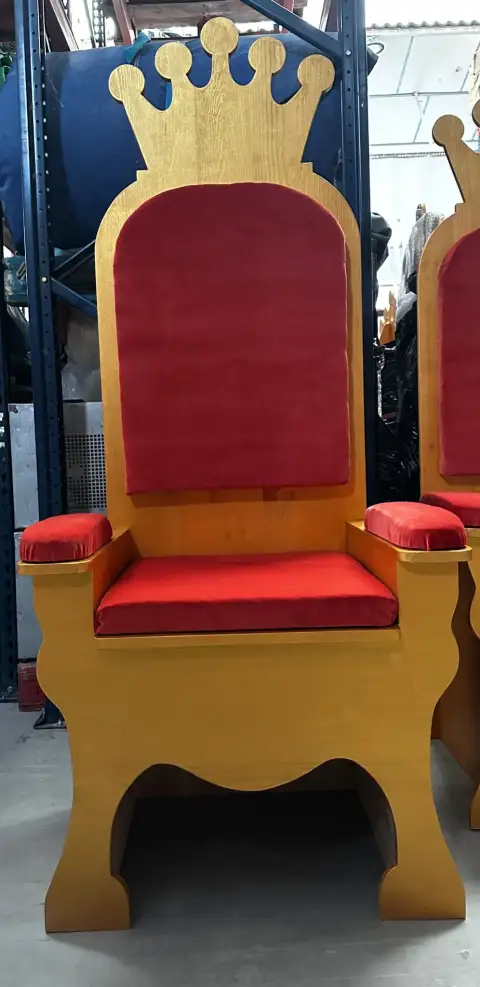 Trono real alto rojo