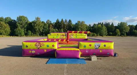 Castillo hinchable barredera humana patrulla canina