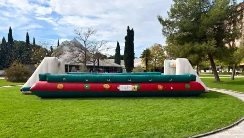 Castillo hinchable futbolin humano verde (sin barras)